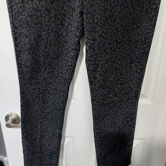 DG2 by Diane Gilman Gray and Black Leopard Print Skinny Jeans in Size 14 - Picture 5 of 11